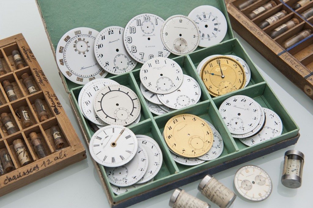 Una parte della collezione di antichi quadranti e componenti degli archivi Hausmann & Co. 