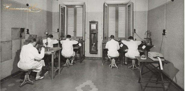 Laboratorio di orologeria foto storica anni 50 in bianco e nero di orologiai al lavoro _ ambiente di lavoro_ workplace during the 50s_watchmaking service centre in Rome