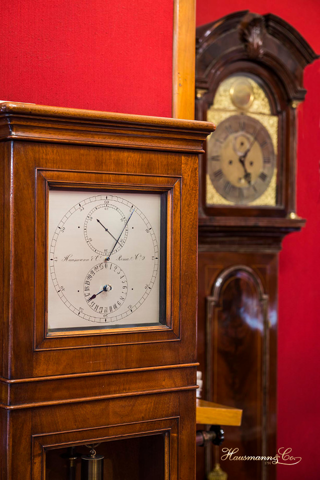 L'orologio a pendolo Hausmann & Co. all'interno del negozio di via del Corso