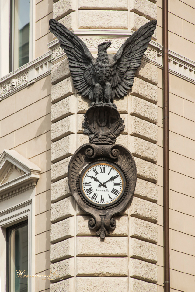 L'orologio del Palazzo dell'Unione Militare a Largo Goldoni.