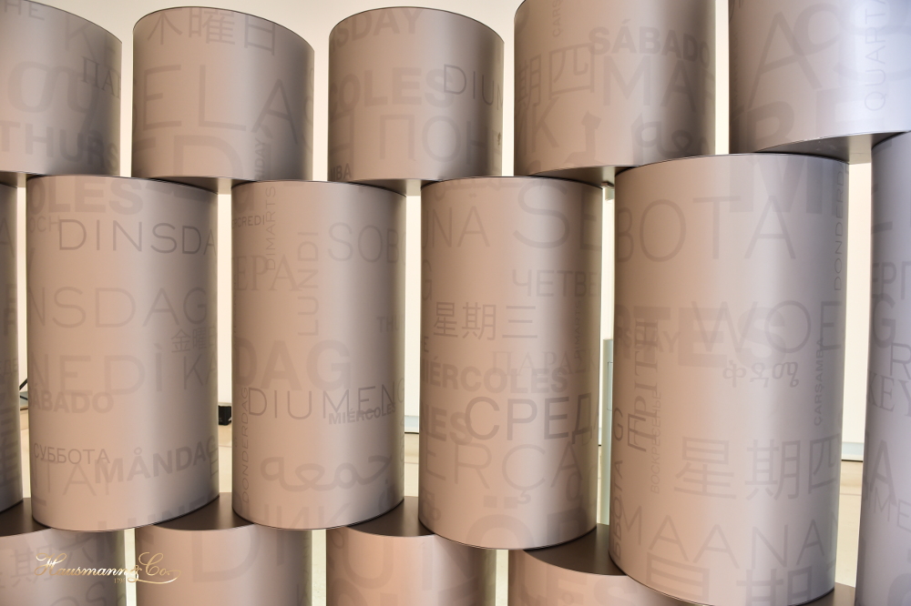 Dettaglio delle vetrine Rolex, ispirate alle maglie del bracciale President