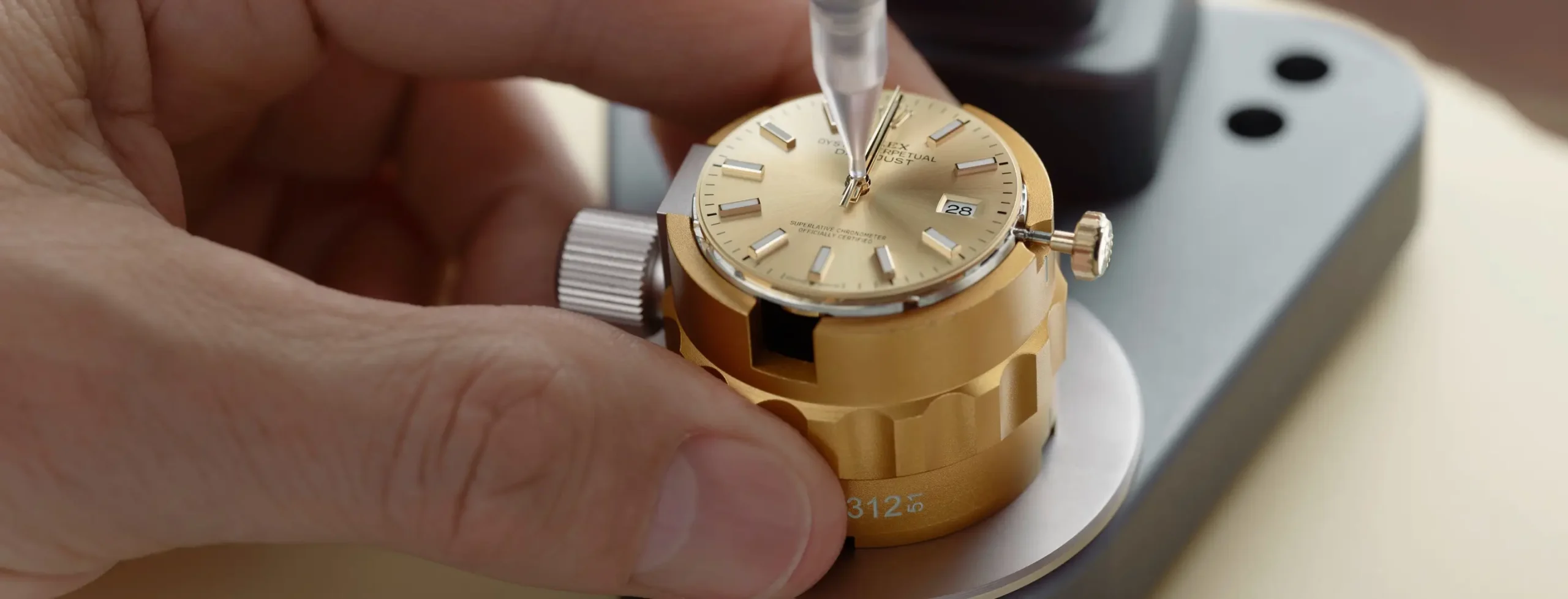rolex-servicing-procedure-2234_rolex-sav_corporate_47_assemblage_chasser-les-aiguilles_v1-landscape-scaled