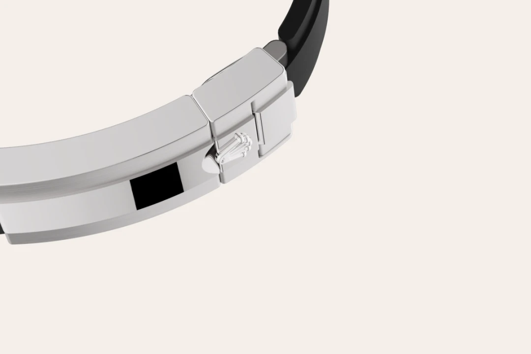 rolex-bespoke-assets/model_feature_assets_landscape/bracelet_landscape/anim-bracelet-material-portrait-126519ln-cd-oysterflex-black10--0104.webp